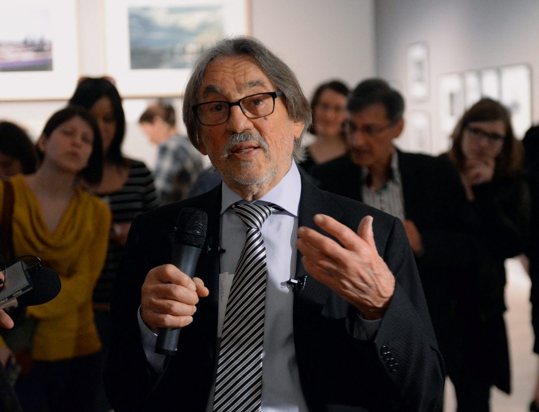 Zsigmond Vilmos tárlatvezetése a saját fotókiállításán a Ludwig Múzeumban 2015-ben. Fotó: Kisbenedek Attila / AFP