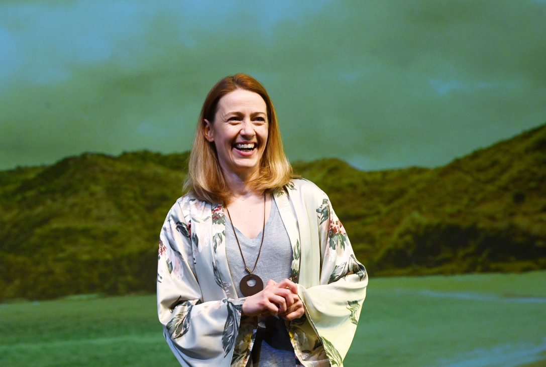 A címszereplő Balsai Móni Willy Russell Shirley Valentine című színdarabjának próbáján. Fotó: Bruzák Noémi / MTI