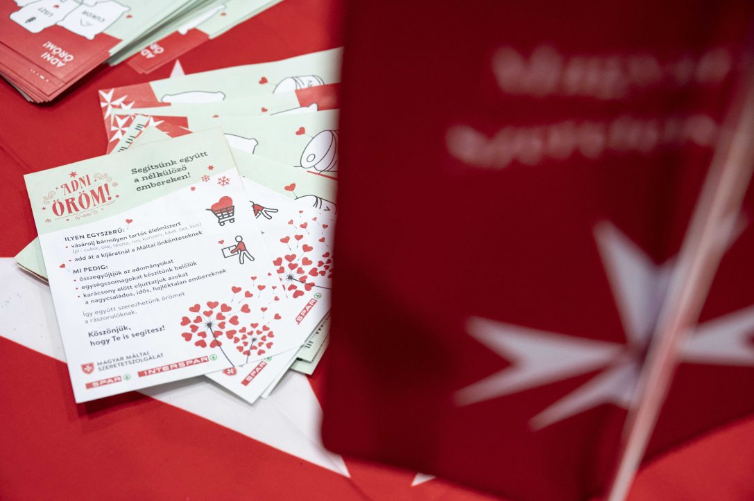 Tájékoztatók a Magyar Máltai Szeretetszolgálat és a SPAR Magyarország közös karácsonyi Adni Öröm! elnevezesésű élelmiszergyűjtő akciójáról Budapesten. 2022. december 15-én. Fotó: MTI/Szigetváry Zsolt