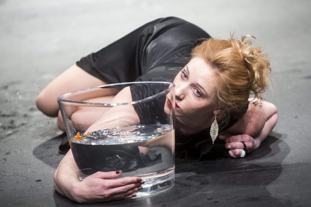 Rujder Vivien A részegekben. Fotó: Marjai János / MTI