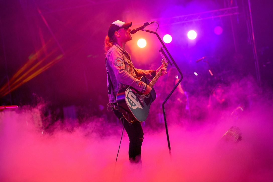 Lukács László, a Tankcsapda együttes frontembere a Debreceni Egyetem yoUDay elnevezésű stadionshow-ján a debreceni Nagyerdei Stadionban 2021. szeptember 15-én este. Fotó: Czeglédi Zsolt / MTI