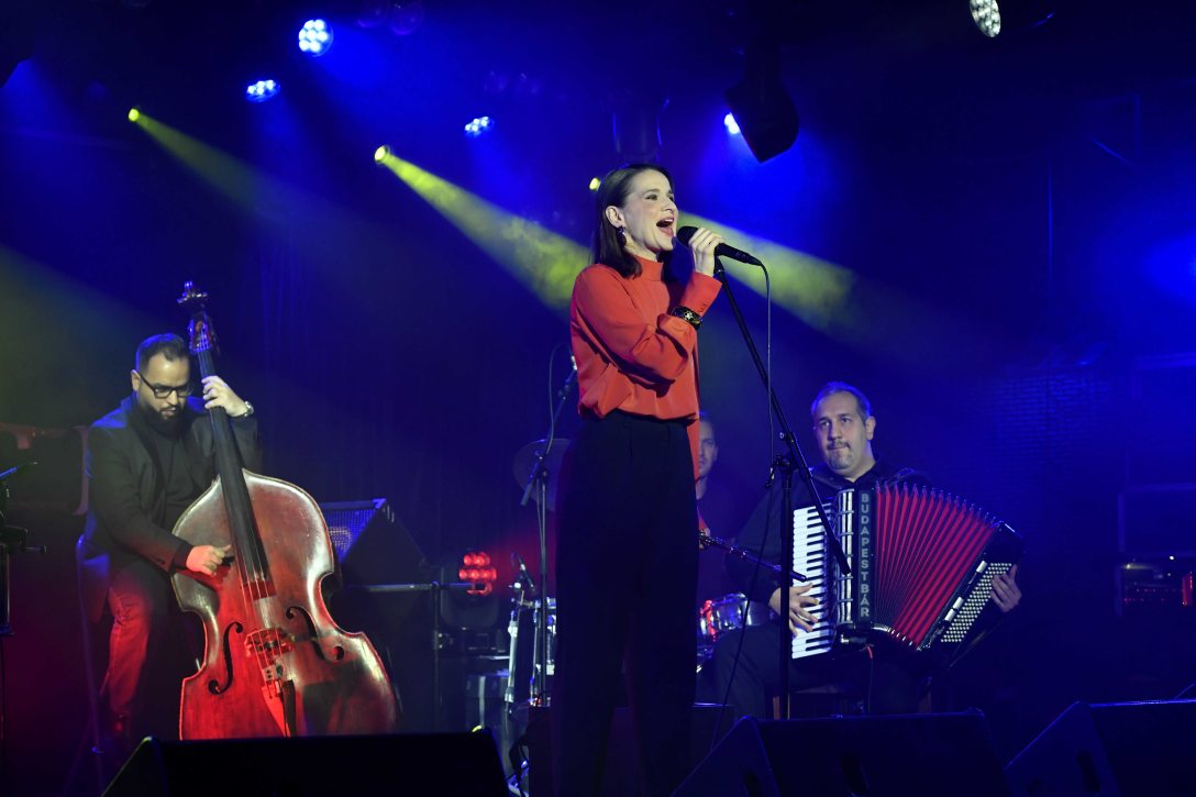 Németh Juci (Németh Judit) énekesnő, zenész, zeneszerző, riporter énekel a Budapest Bár zenekar koncertjén Fotó: Zih Zsolt / MTI