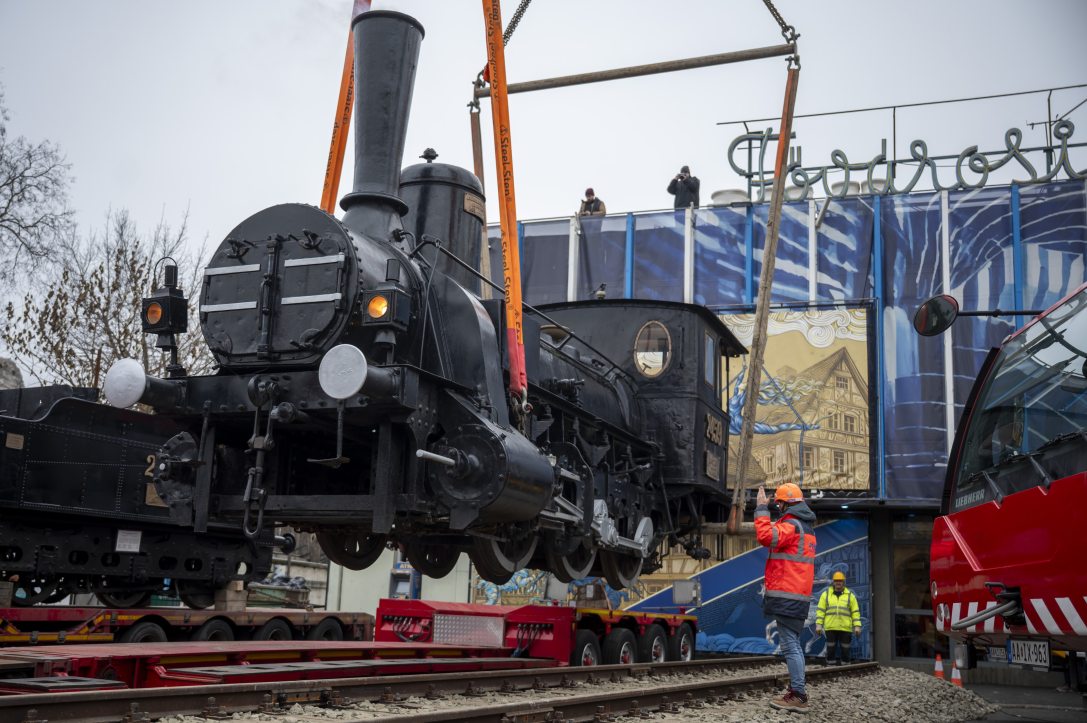 Gőzmozdonyt emelnek darukkal a Fővárosi Nagycirkusz elé a XVI. Budapest Nemzetközi Cirkuszfesztivál alkalmából 2025. december 12-én. Fotó: MTI/Balogh Zoltán