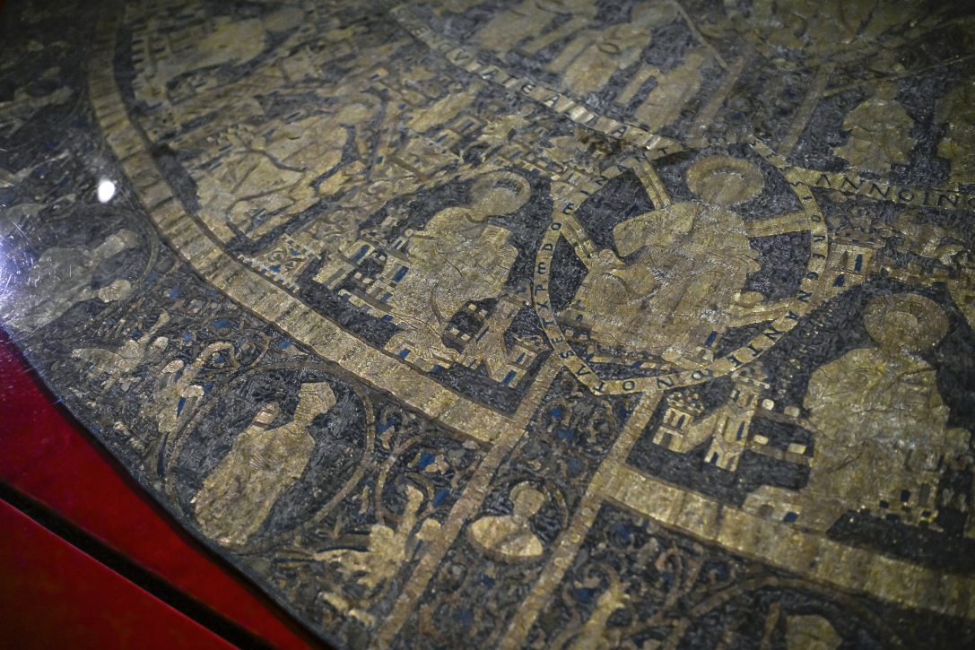 A magyar koronázási palást a Magyar Nemzeti Múzeumban a műtárgy termének felújításáról tartott sajtótájékoztató napján, 2025. december 12-én.  Fotó: Purger Tamás / MTI