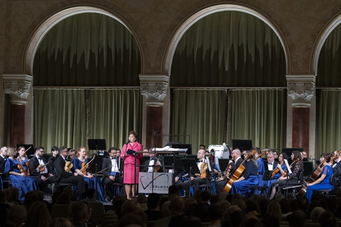 Závogyán Magdolna és a Szolnoki Szimfonikus Zenekar Fotó:  MTI/Kocsis Zoltán