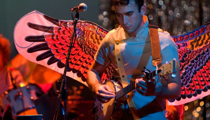 fe-700-400-sufjan-stevens-playing-banjo-jpg_img_SIite8