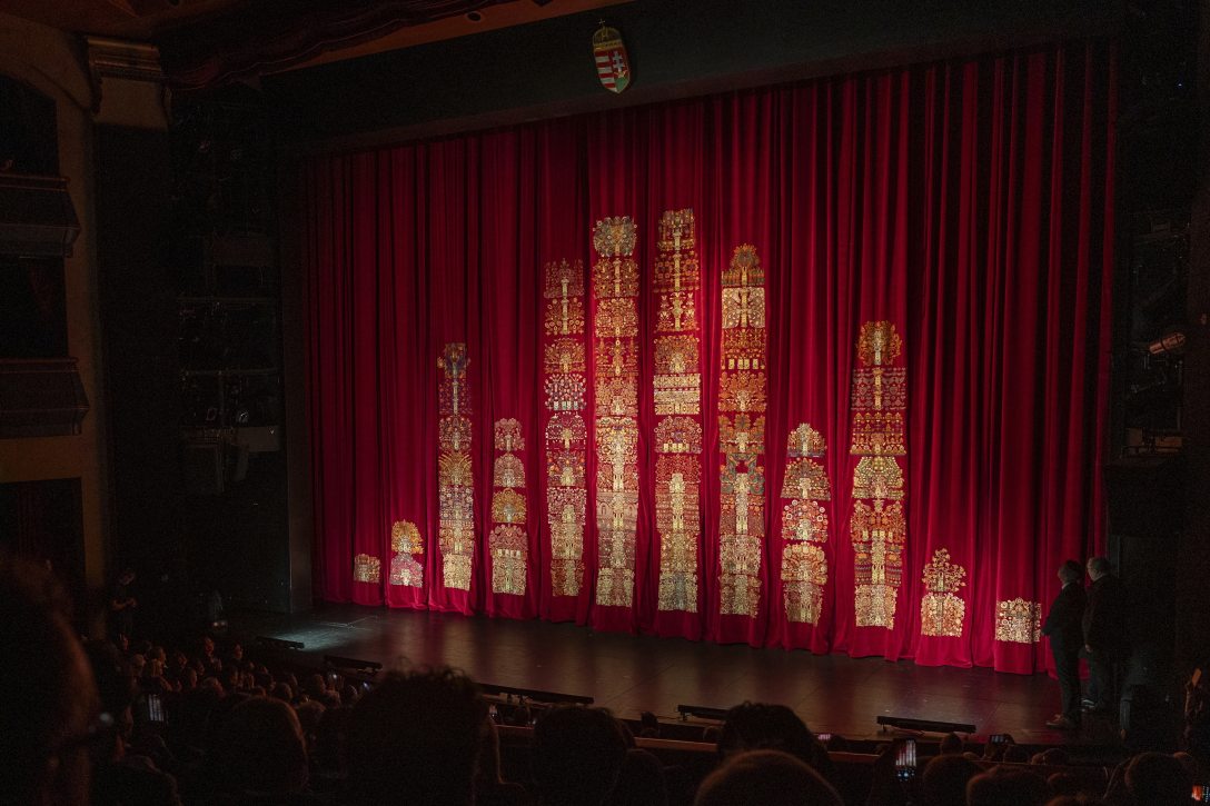Hankó Balázs kulturális és innovációs miniszter és Vidnyánszky Attila vezérigazgató a Nemzeti Színház új díszfüggönyének avatásán 2025. december 14-én. Fotó: MTI/Kocsis Zoltán