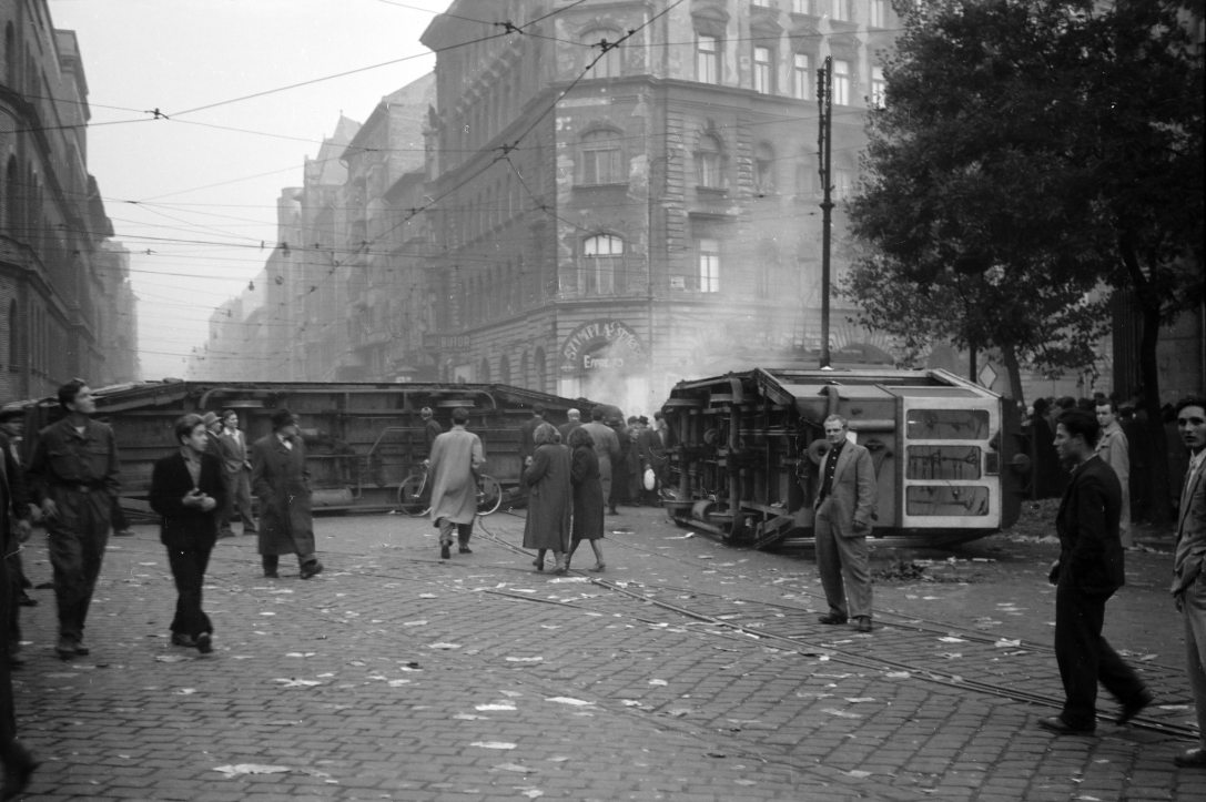 Blaha Lujza tér, felborított villamosok a József körútnál. Háttérben a Népszínház utca torkolata és a Szimpla eszpresszó látható 1956-ban.Fotó: Fortepan / Fóti István örökösei