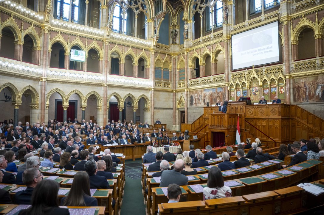 Jamrik Péter, a Novofer Zrt. felügyelőbizottságának elnöke beszédet mond a 2025-ös Gábor Dénes-díjak átadási ünnepségén a Parlament Felsőházi termében 2025. december 16-án. Fotó: MTI/Balogh Zoltán