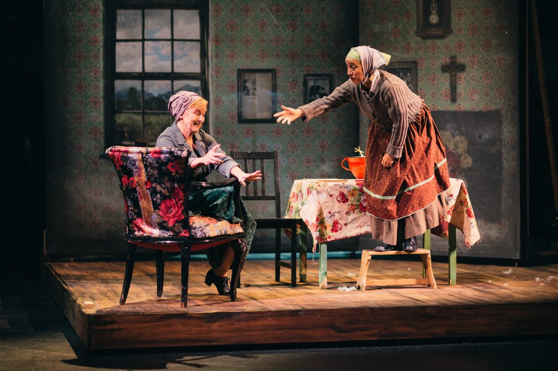 Kubik Anna és Soltész Bözse. Kubik Anna Zsazsa szerepében. Fotó: Tarnavölgyi Zoltán/Magyar Színház