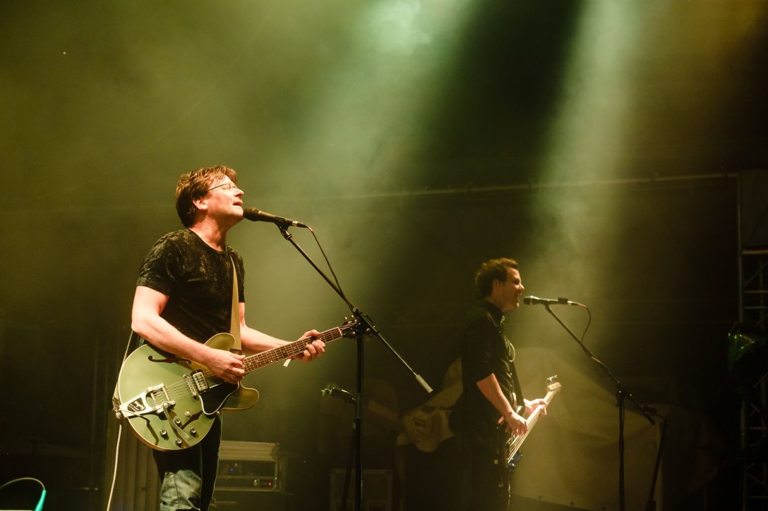 Lovasi András énekes, gitáros (b) a Kiscsillag zenekar koncertjén. Fotó: MTI/Veres Nándor