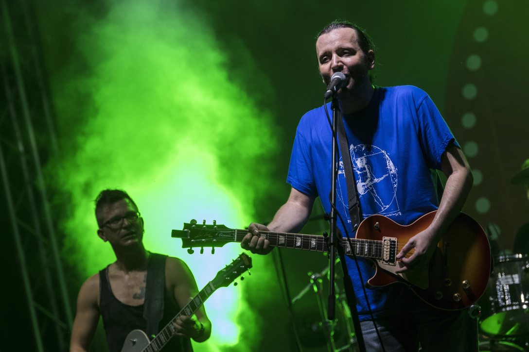 Kis Tibor gitáros (b) és Bérczesi Róbert énekes, gitáros a Hiperkarma együttes koncertjén. Fotó: MTI/Szigetváry Zsolt