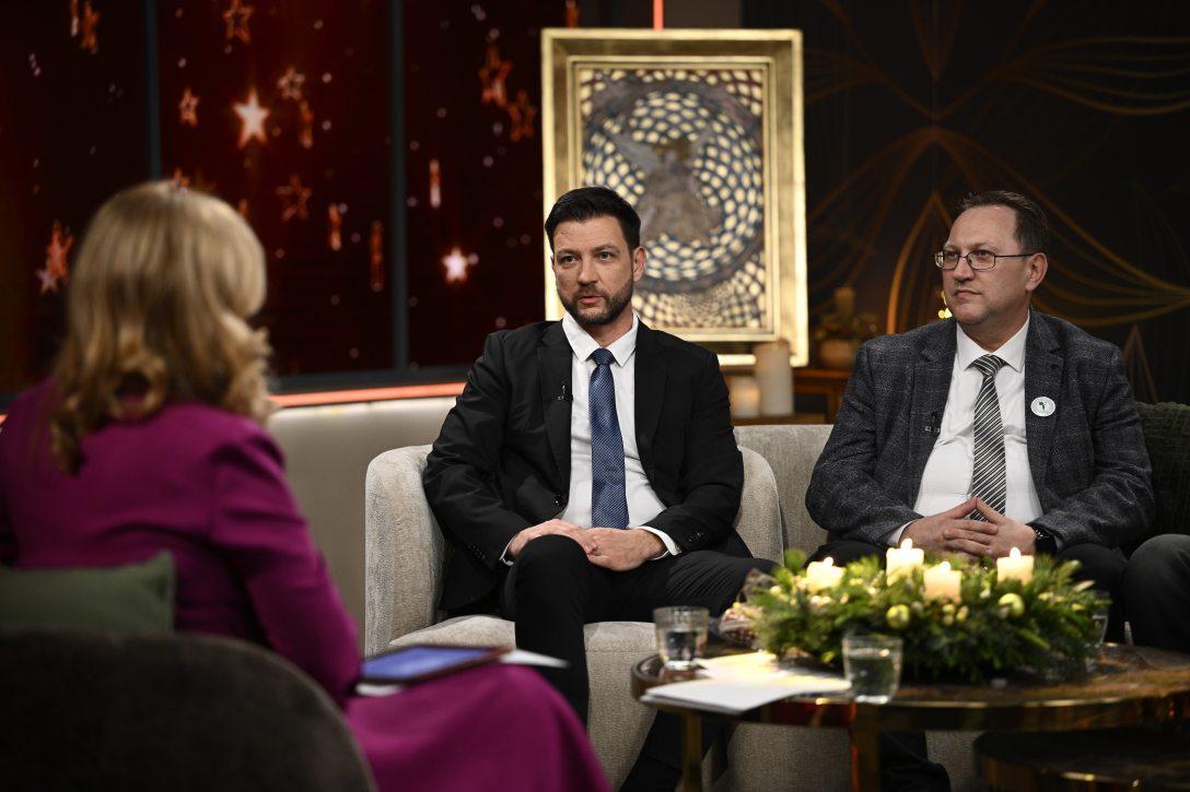 Papp Dániel, a Médiaszolgáltatás-támogató és Vagyonkezelő Alap (MTVA) vezérigazgatója (k) és Sipos József, a KEGYES, a Kárpátaljai "Elfelejtett" Gyermekek Segítése Jótékonysági Alapítvány elnöke, református lelkipásztor. Fotó: MTI/Bodnár Boglárka