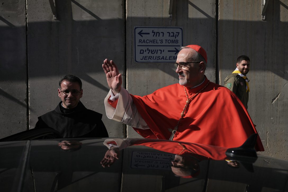 Pierbattista Pizzaballa olasz érsek, Jeruzsálem latin pátriárkája útban a betlehemi Születés templomába 2025. december 24-én. Fotó: MTI/AP/Mahmoud Illean