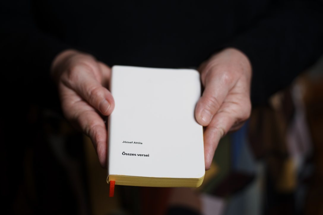 A kötet a szerző kezében Fotó: Sorok Péter / Kultúrapont