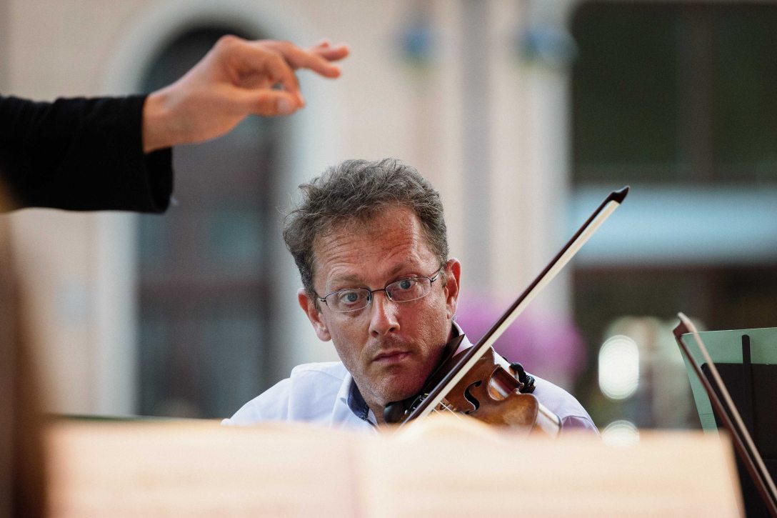 Tfirst Péter koncertmester a Liszt Ferenc Kamarezenekar koncertjén a Kaposfest nemzetközi zenei és művészeti fesztiválon a kaposvári Kossuth téren 2022. augusztus 15-én. Fotó: MTI/Mohai Balázs