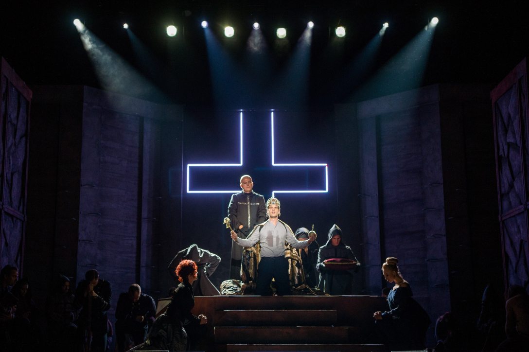 Kocsis Dénes (elöl középen) István és Homonnay Zsolt (hátul középen) Asztrik szerepében Szörényi Levente - Bródy János István, a király című rockoperájának fotóspróbáján a Budapesti Operettszínházban 2018. szeptember 18-án. Fotó: Balogh Zoltán / MTI