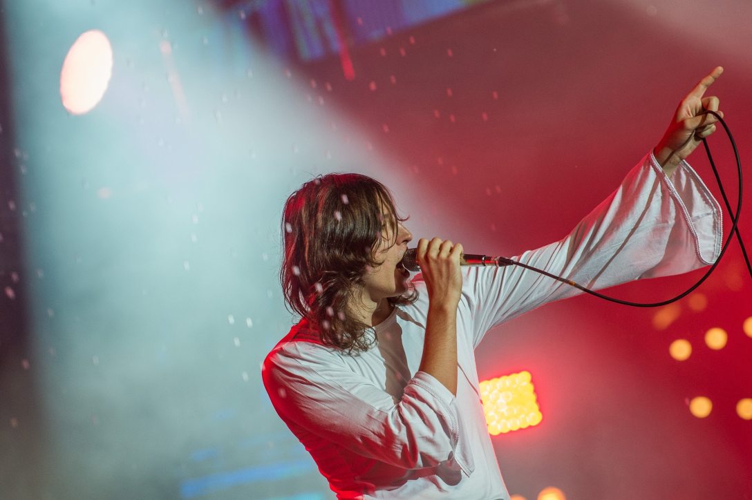 Vitáris Iván, az Ivan & The Parazol énekese az idei Petőfi Zenei Díjak átadásán a zamárdi Strand Fesztiválon 2018. augusztus 21-én este. Fotó: Balogh Zoltán / MTI