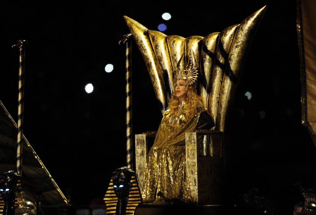 Madonna 2012-ben a Super Bowl-on. Fotó: Timothy A. Clary / AFP
