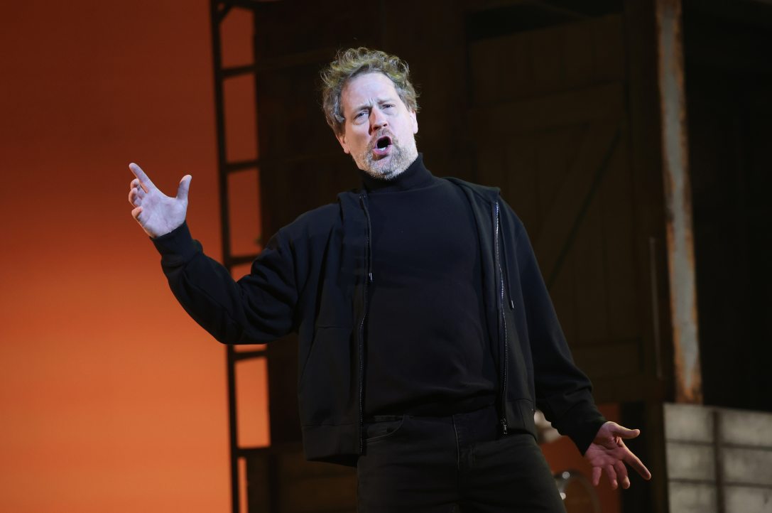 Cser Krisztián, a rendező szerepében Cser Ádám Atelier című operájának fotóspróbáján a Miskolci Nemzeti Színházban 2025. január 23-án.  Fotó: MTI/Vajda János