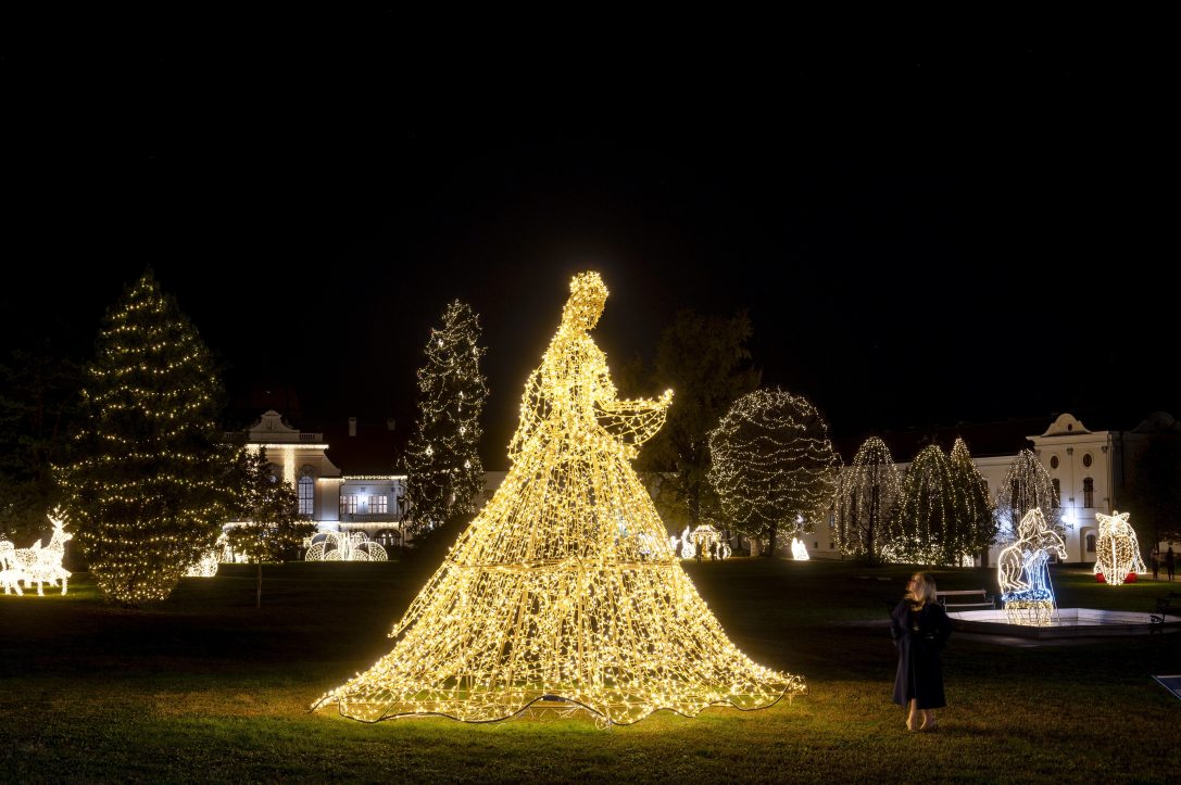 Az Erzsébet királyné fénykertje elnevezésű, fényinstallációkból álló kiállítás a Gödöllői Királyi Kastély parkjában az átadás napján, 2024. október 24-én. Fotó: MTI/Komka Péter