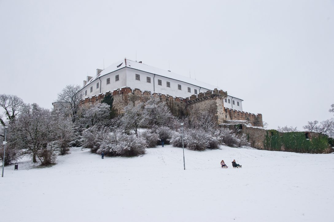 Szánkózók a siklósi várnál 2026. január 3-án. Fotó: MTI/Kacsúr Tamás