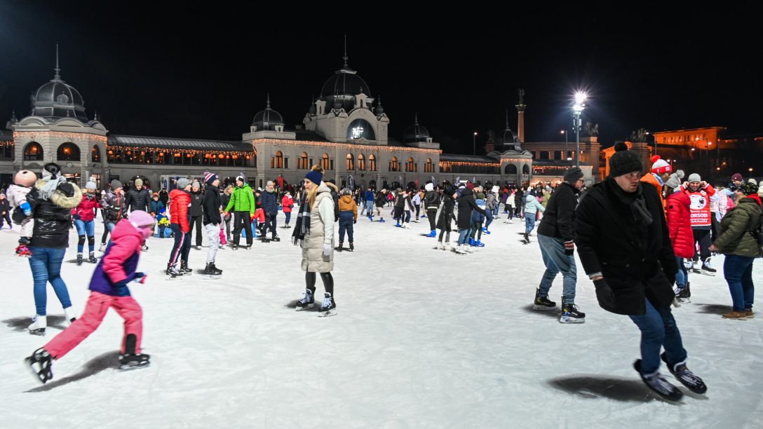 Korcsolyázók a Városligeti Műjégpályán 2024. január 20-án. Fotó: MTI/Máthé Zoltán
