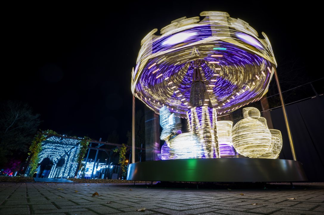 Fényinstallációk a Lumina Parkban a fővárosi Palatinus fürdő területén 2025. november 4-én este. A Varázsvilág elnevezésű fénypark 2026. március 1-ig látogatható. Fotó: MTI/Balogh Zoltán