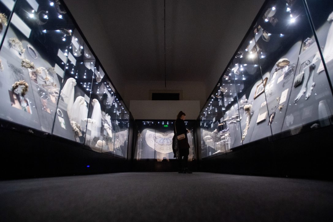 Érdeklődő a Magyar menyasszony című kiállításon a Magyar Nemzeti Múzeumban a megnyitó napján, 2023. december 13-án. Fotó: MTI/Balogh Zoltán