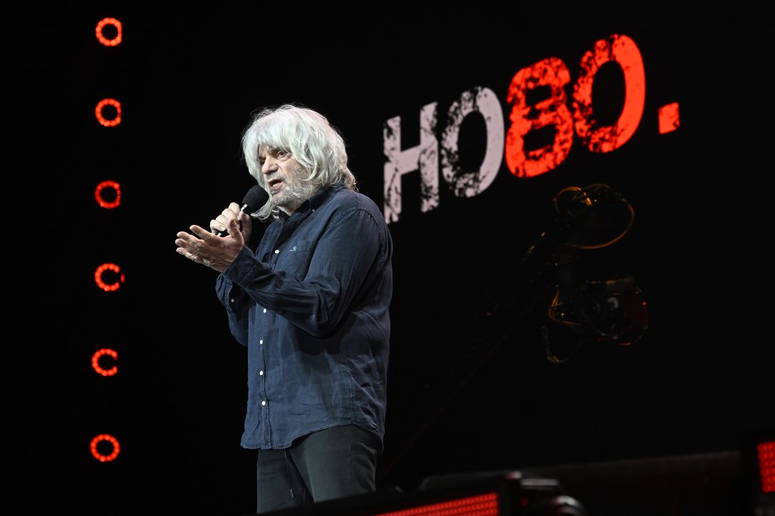 Földes László Hobo bluesénekes, dalszerző, előadóművész 80. születésnapja alkalmából adott jubileumi koncertjén a Papp László Budapest Sportarénában 2025. február 15-én. Fotó: MTI/Lakatos Péter