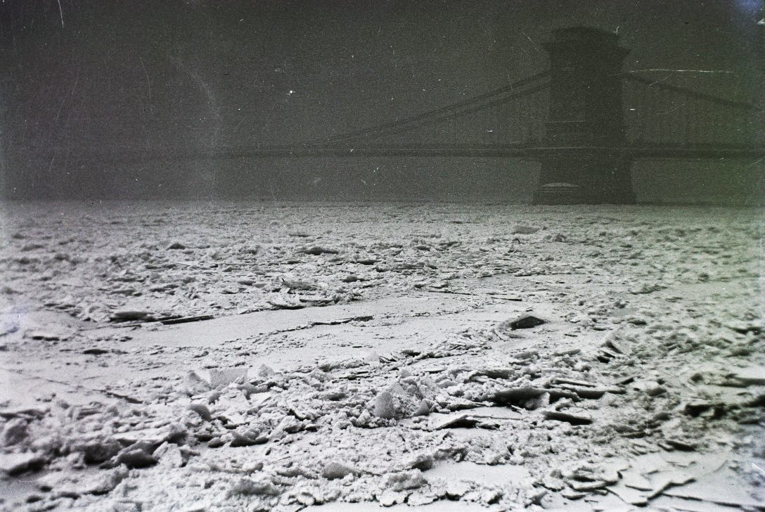 Jégzajlás a Dunán, a pesti alsó rakpartról nézve 1914-ben, háttérben a Széchenyi Lánchíd. Fotó: Fortepan / Schmidt Albin