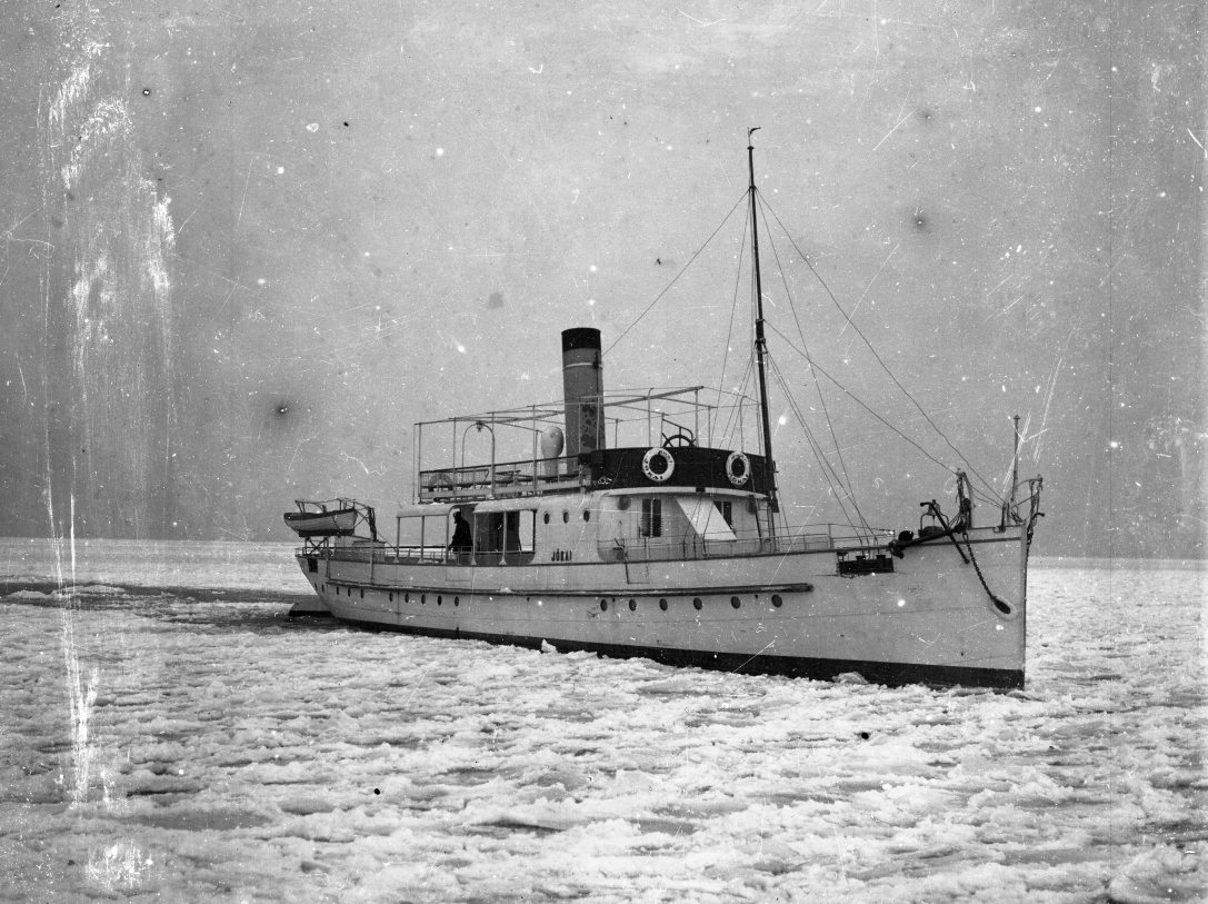 A jégbe fagyott Jókai (1913) gőzös Siófok előtt 1929-ben. Fotó: Fortepan / Magyar Műszaki és Közlekedési Múzeum / BAHART Archívum | Leltári jelzet: MMKM TEMGY 2019.1.1. 0094