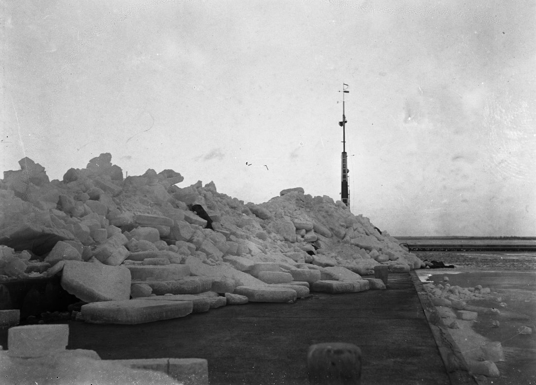Jégtorlódás a siófoki nyugati mólón 1930-ban. Fotó: Fortepan / Magyar Műszaki és Közlekedési Múzeum / BAHART Archívum | Leltári jelzet: MMKM TEMGY 2019.1.1. 0046
