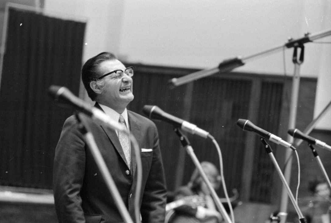 A Magyar Rádió stúdiója, Agárdy Gábor színművész. Fotó: Fortepan / Szalay Zoltán