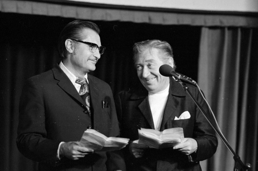 Nagymező utca 22.-24. Mikroszkóp Színpad, BÚÉK 1974! A Rádió Kabarészínházának Szilveszteri bemutatója. Agárdy Gábor és Csákányi László színművészek. Fotó: Fortepan / Szalay Zoltán