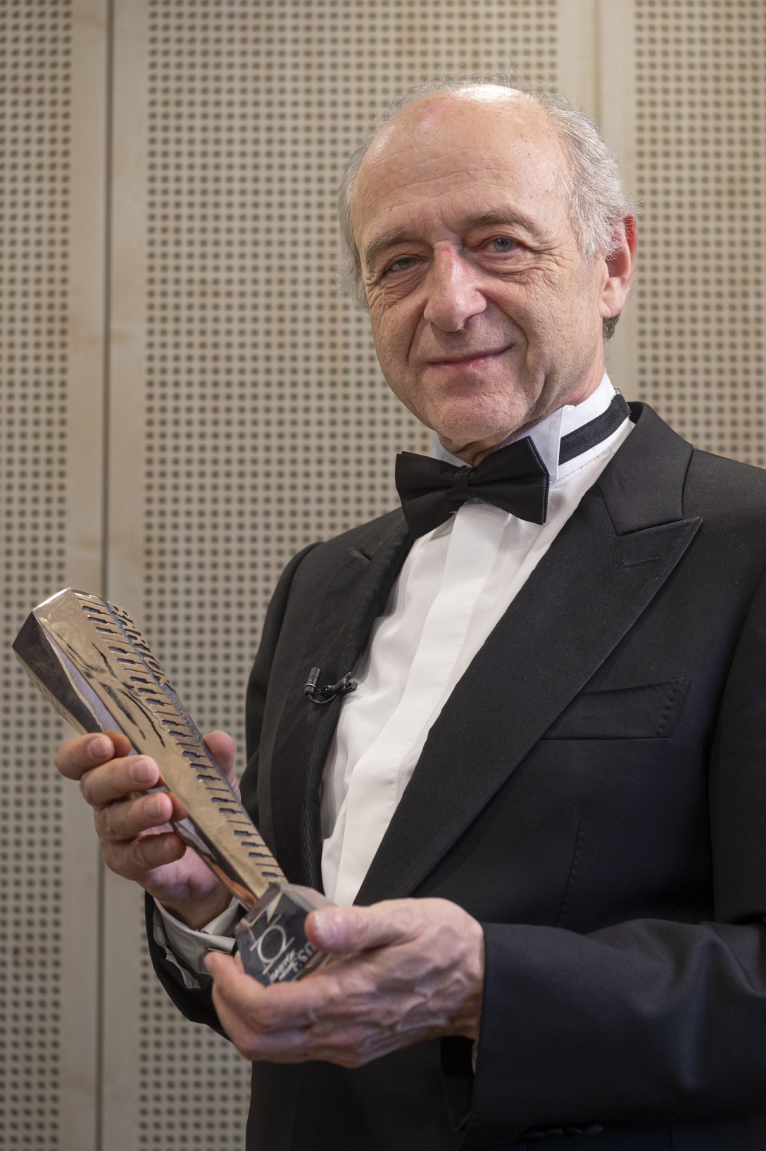 Fischer Iván Kossuth-díjas karmester, a Budapesti Fesztiválzenekar zeneigazgatója, miután átvette az év karmesterének járó díjat Devich Mártontól, a Bartók Rádió csatornaigazgatójától a Müpában 2024. május 14-én. Fotó: MTI/Szigetváry Zsolt