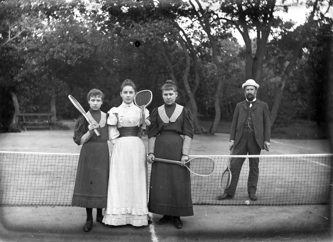 Eötvös Loránd két lányával, Rolandával és Ilonával (sötét ruhában) és egy ismerősükkel teniszezés közben a pusztaszentlőrinci Eötvös-villában. Fotó: Fortepan / Magyar Műszaki és Közlekedési Múzeum / Eötvös Loránd | Levéltári jelzet: MMKM TTFGY 201