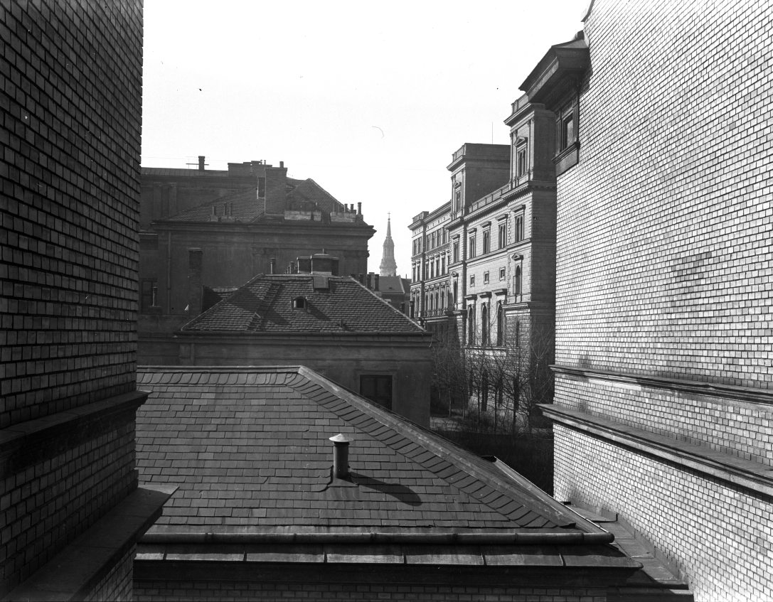 A Múzeum körút a mai Eötvös Loránd Tudományegyetem felől fényképezve. Fotó: Fortepan / SZTFH Földtani Szolgálatának gyűjteménye / Eötvös Loránd