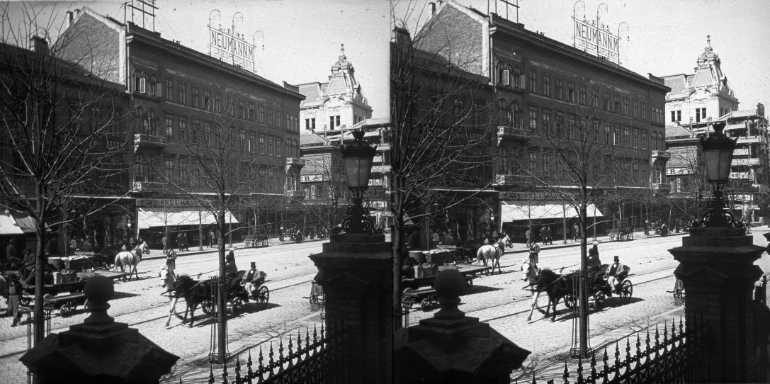 Múzeum körúti részlet a Neumann-épülettel, háttérben az Astoria. Fotó: Fortepan / Magyar Műszaki és Közlekedési Múzeum / Eötvös Loránd | Levéltári jelzet: MMKM TTFGY 2019.1.