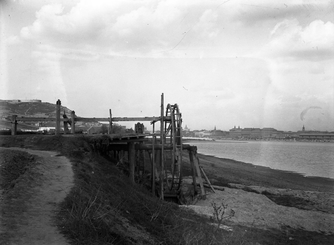 Egy öntözésre szolgáló bolgárkerék a Duna partján. Háttérben a Gellért-hegy és a Citadella. Fotó: Fortepan / SZTFH Földtani Szolgálatának gyűjteménye / Eötvös Loránd