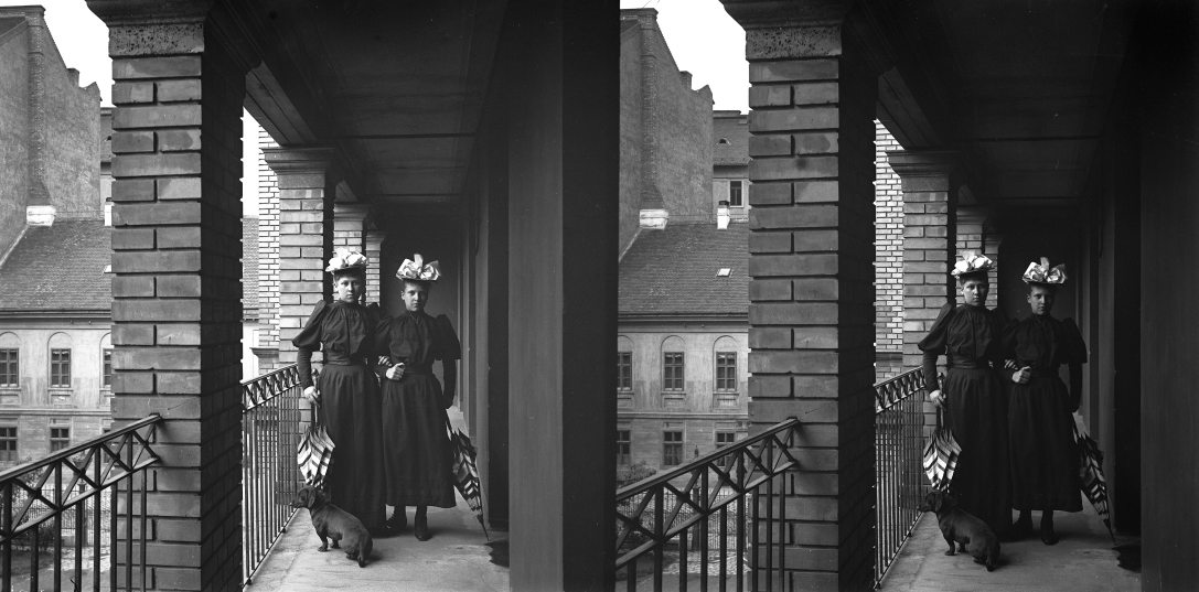 Az Eötvös lányok a család budapesti lakásánál, a Fizikai Intézet Esterházy (Puskin) utcai épületében. Fotó: Fortepan / SZTFH Földtani Szolgálatának gyűjteménye / Eötvös Loránd