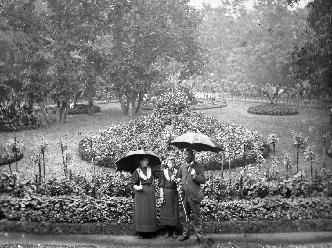 Eötvös lányaival a pusztaszentlőrinci Eötvös-villában. Fotó: Fortepan / Magyar Műszaki és Közlekedési Múzeum / Eötvös Loránd | Levéltári jelzet: MMKM TTFGY 2019.1.