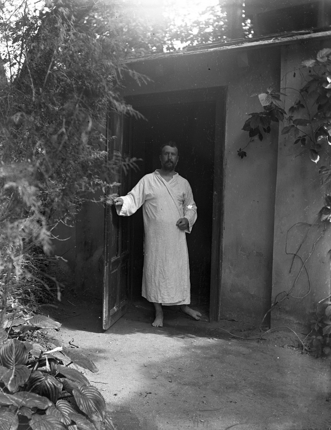 Eötvös Loránd fürdőköpenyben pusztaszentlőrinci villájában. Fotó: Fortepan / Magyar Műszaki és Közlekedési Múzeum / Eötvös Loránd | Levéltári jelzet: MMKM TTFGY 2019.1.