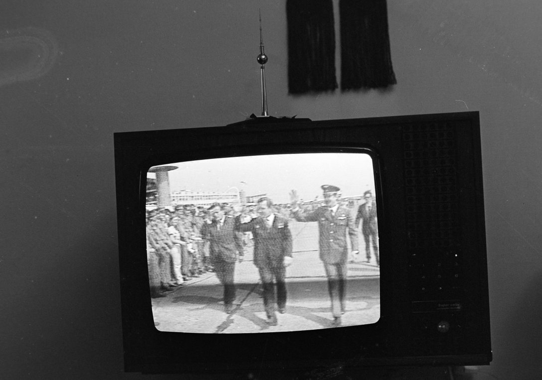 Magyari Béla, Valerij Kubaszov és Farkas Bertalan űrhajósok egy VIDEOTON Super Color (TS 3301...5313) televízió képernyőjén 1980-ban. Fotó: Fortepan / MHSZ