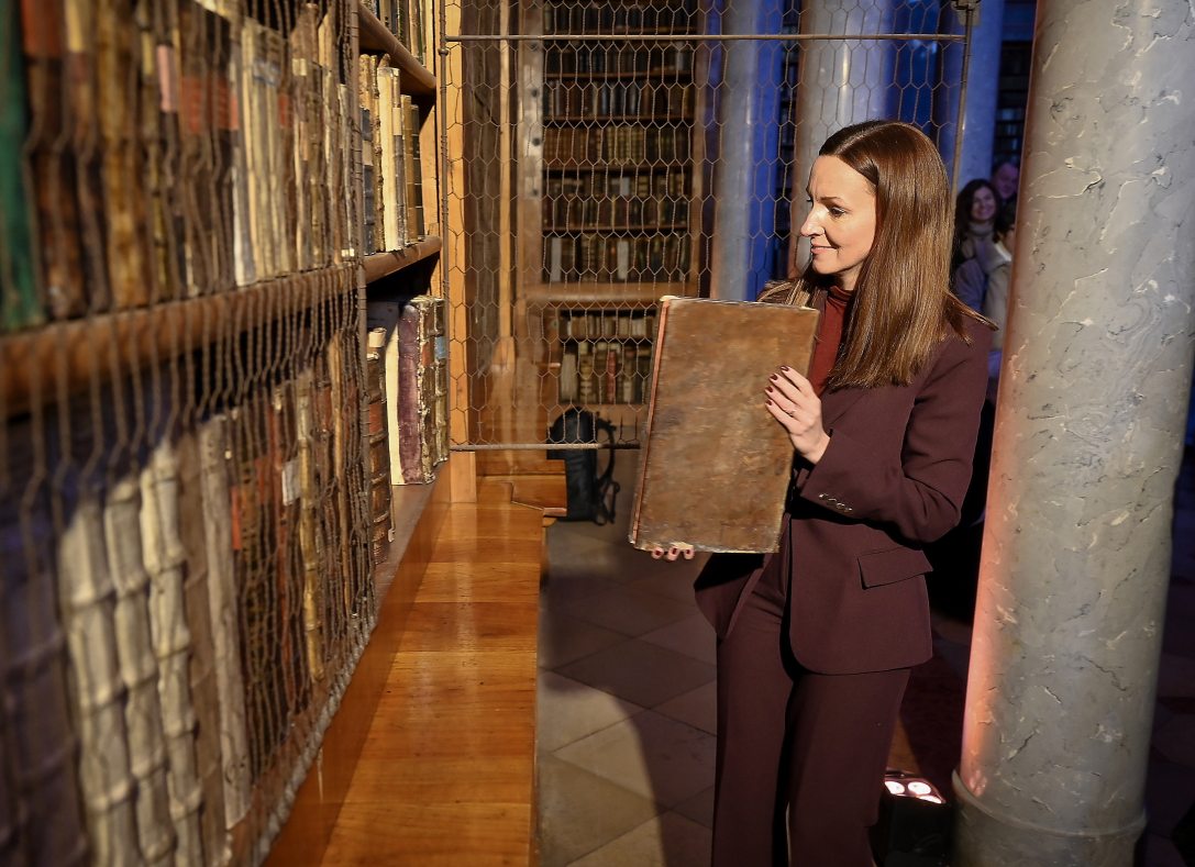 Kiss-Hegyi Anita kulturális kapcsolatokért felelős államtitkár a Pannonhalmi Főapátsági Könyvtárban az újranyitásáról tartott sajtótájékoztató napján, 2026. január 20-án. Fotó: MTI/Krizsán Csaba