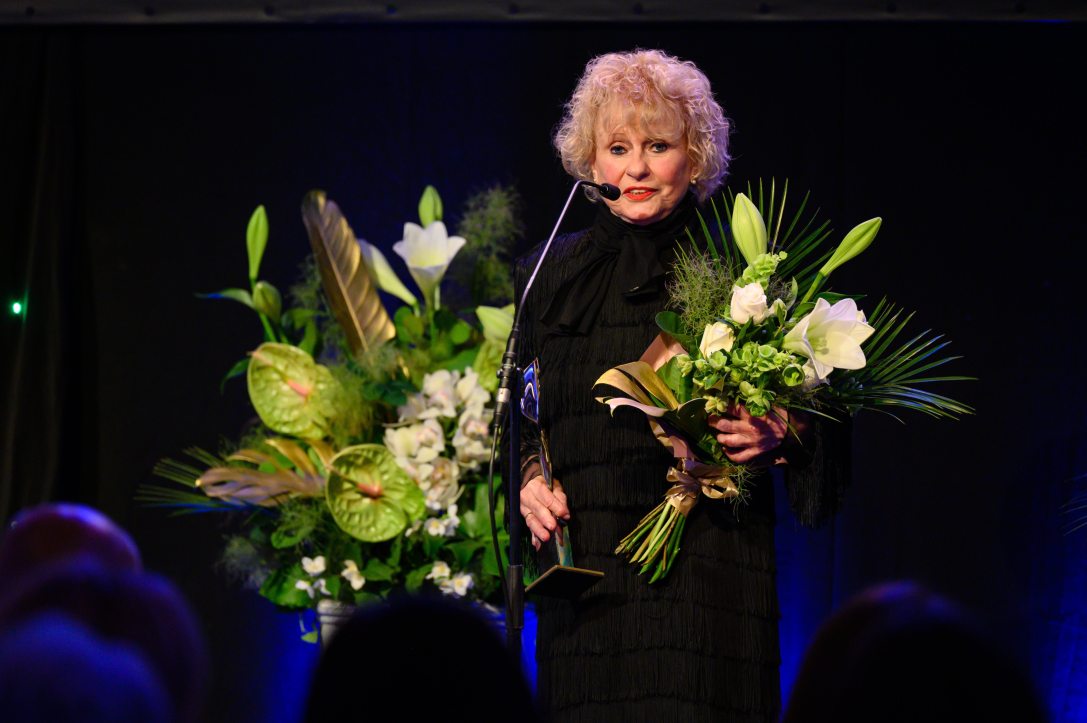 Esztergályos Cecília színésznő, táncművész, miután átvette az életműdíjat a Magyar Mozgókép Fesztivál ünnepségén a balatonfüredi Kisfaludy Galériában 2023. június 9-én. Fotó: Vasvári Tamás / MTI