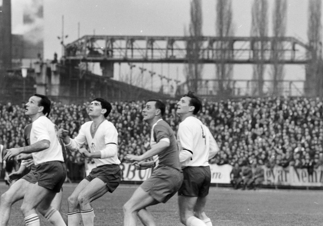 A Budapesti Honvéd SE pályája 1965-ben, háttérben a Lőrinci Hengermű. Fotó: Fortepan / Faragó György