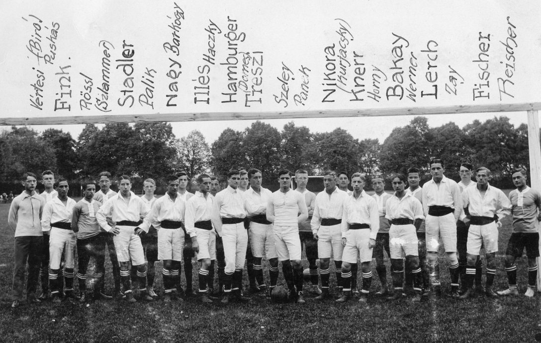 A Császári és Királyi Katonai Főreáliskola (később Martin Kaszárnya) sportpályája Kismartonban 1912-ben. Fotó: Fortepan / Péchy László