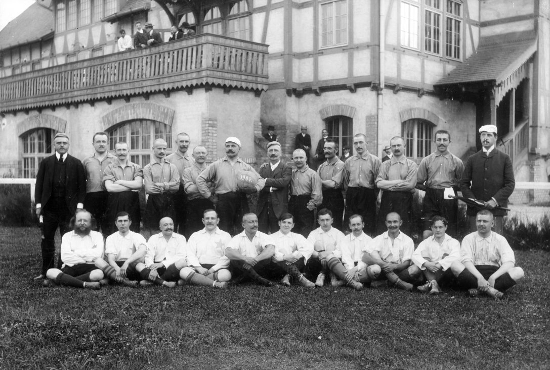 A Magyar Athletikai Club „Old Boys” csapata a Margitszigeten 1904-ben. Fotó: Fortepan / Magyar Bálint