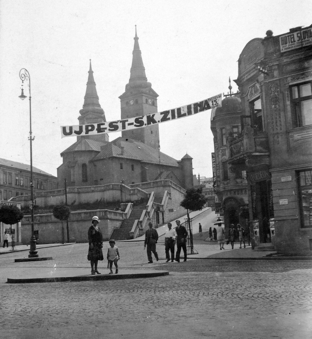 Focimeccs reklámja Zsolnán 1930-ban. Fotó: Fortepan